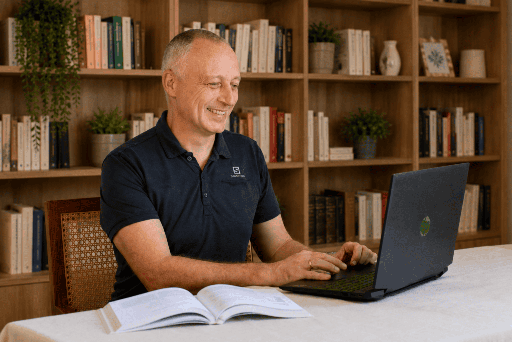 Arnaud Brun, pharmacien micronutritionniste, dans son bureau bibliotheque