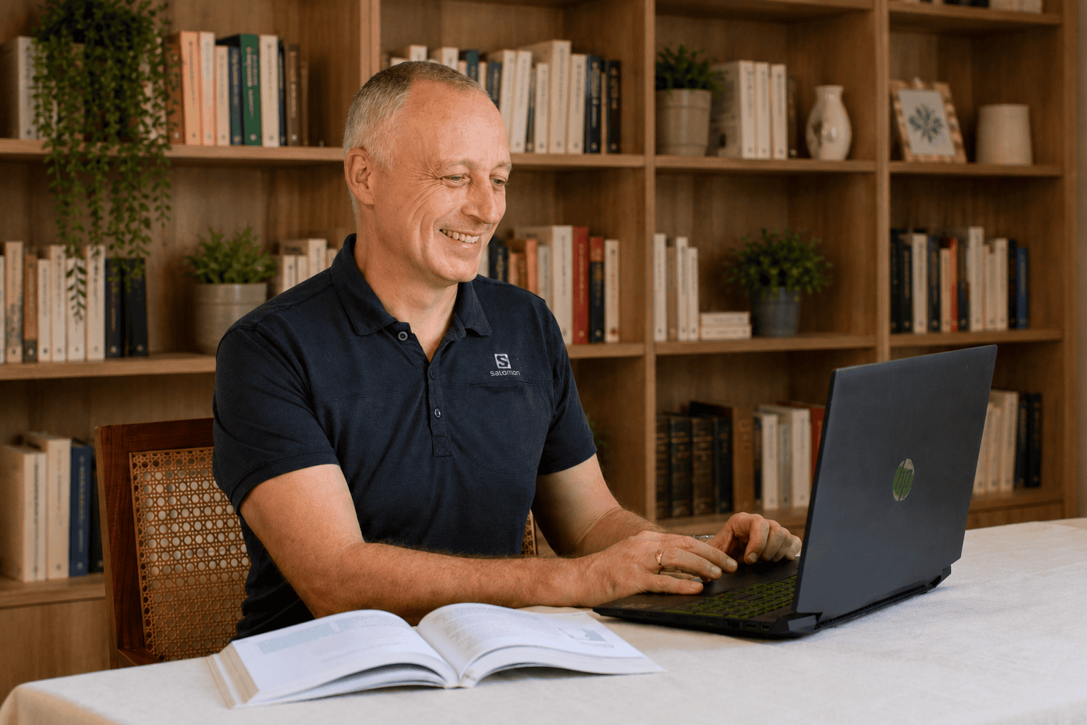Arnaud Brun dans son bureau
